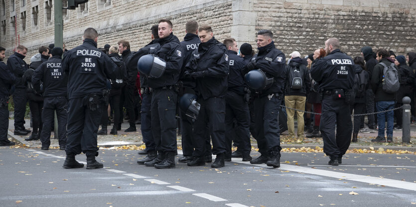 Eine größere Gruppe Polizisten steht herum