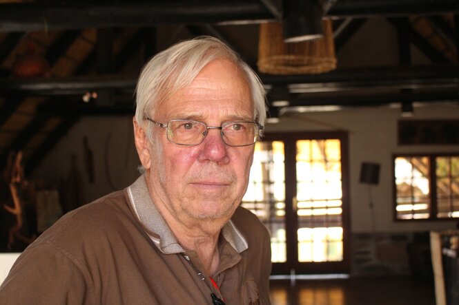 Johann Vaatz, ein alter Mann mit Brille. Er trägt ein Polo-Hemd.