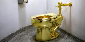 Eine vergoldete Toilette