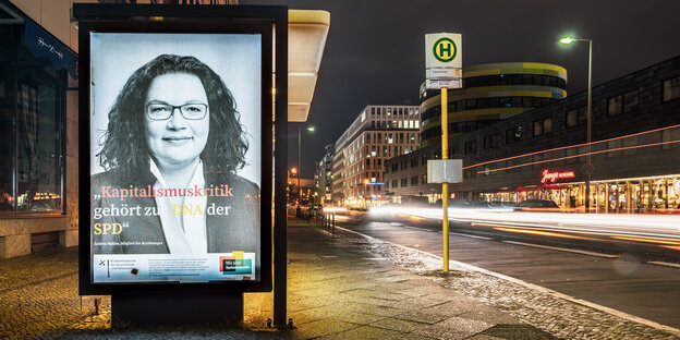 Zu sehen ist eine Bushaltestellen, deren Reklamewand ein Plakat von Andrea Nahles beherbergt. Unter ihrem Gesicht steht ihr Satz "Kapitalismuskritik gehört zur DNA der SPD". Zu sehen ist eine Bushaltestellen, deren Reklamewand ein Plakat von Andrea Nahles beherbergt. Unter ihrem Gesicht steht ihr Satz "Kapitalismuskritik gehört zur DNA der SPD".