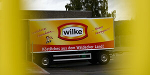 Ein Firmen-LKW-Anhänger steht auf dem Werksgelände des nordhessischen Wurstherstellers Wilke.