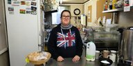 Frau in einer Imbissstube trägt einen Pullover mit britischer Fahne