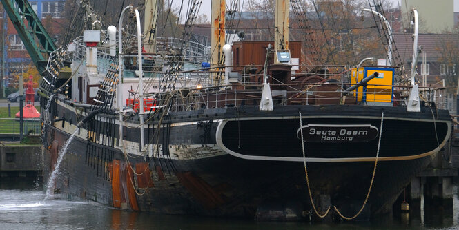 Eine Pumpe pumpt Wasser aus dem Museumsschiff "Seute Deern".