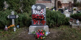 Grabstein mit Graffiti "Deutsche Raus"