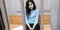 Kristina, eine der drei wegen des Mordes an ihrem Vater angeklagten Geschwister, sitzt hinter Gittern.