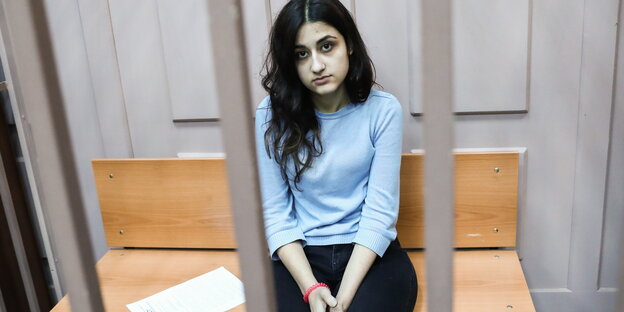 Kristina, eine der drei wegen des Mordes an ihrem Vater angeklagten Geschwister, sitzt hinter Gittern.