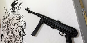 Zeichnung mit Soldat und ein Maschinengewehr