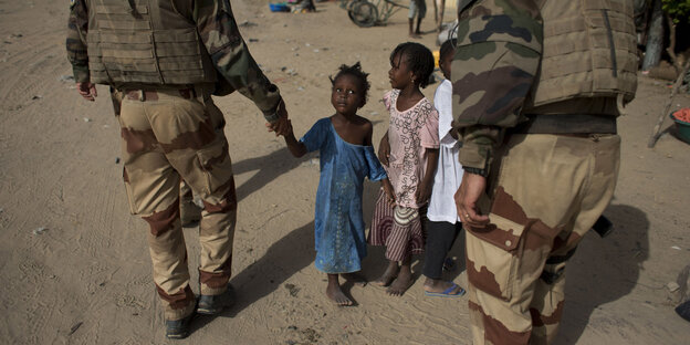 Soldaten in Uniform und Kinder