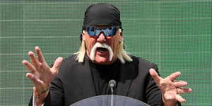 Hulk Hogan vor Rednerpult