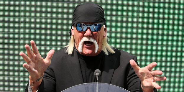Hulk Hogan vor Rednerpult