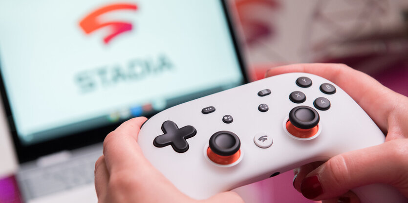 Ein Mensch hält einen Controller in den Händen, um ein Spiel von Googles neuen Streamingdienst Stadia zu spielen.