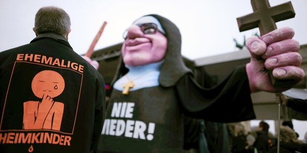 Ehemalige Heimkinder protestieren mit Puppen und Plakaten 2010 vor dem Brandenburger Tor gegen Missbrauch in Kinderheimen.