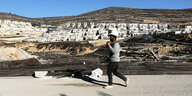 Ein Bauarbeiter läuft vor einer israelische Siedlung im besetzten Westjordanland.