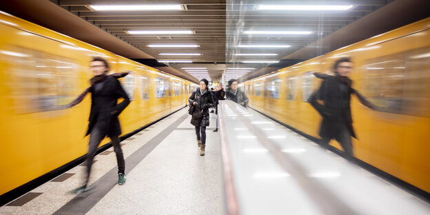 Ein Mann guckt auf sein Smartphone, während er in die U-Bahn steigt.