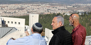 Benjamin Netanjahu steht mit zwei Vertretern der Siedlervertretung auf einer Anhöhe der Alon Schvut-Siedlung und blickt in die Ferne