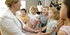 Familienministerin Giffey hüpft mit Kindern