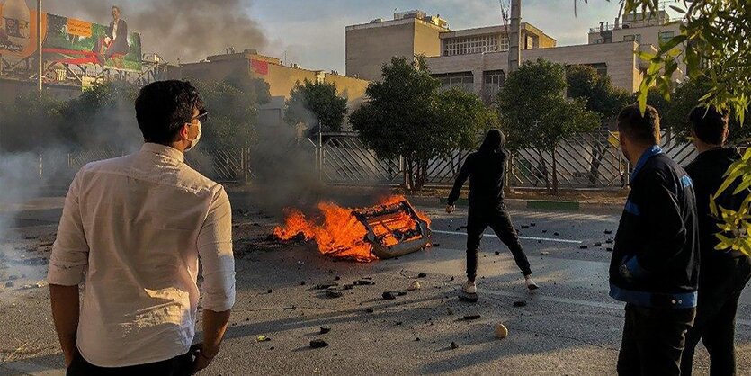 Iraner protestieren auf einer Straße