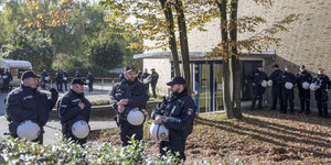 Polizisten stehen am 30. Oktober vor dem Hörsaal der Universität Hamburg.
