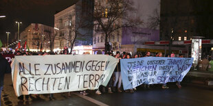 Alle zusammen gegen rechten Terror steht auf dem Banner der Demonstration gegen rechten Terror auf der Sonnenallee