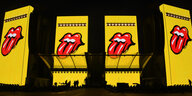 Das Logo der Rolling Stone - die herausgestreckte Zunge - leuchtet zu Konzertbeginn in Hamburg von der Bühne
