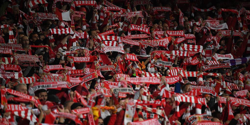 Union-Fans mit Schals auf der Tribüne