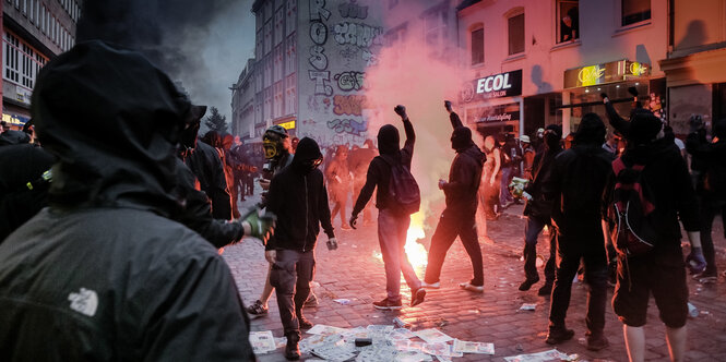 Feuer und Protestierende auf der Straße