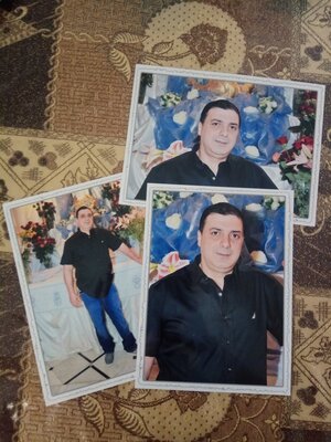 Fotos zeigen einen Mann mittleren Alters Fotos zeigen einen Mann mittleren Alters