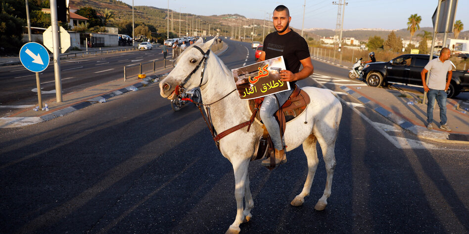 Araber auf Pferd auf einer Straße in Israel