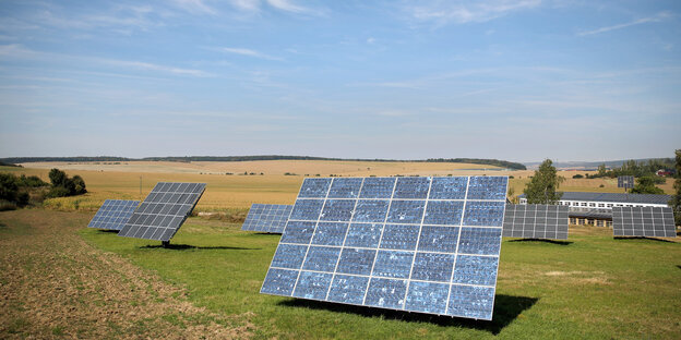 Solaranlagen stehen auf einer grünen Wiese