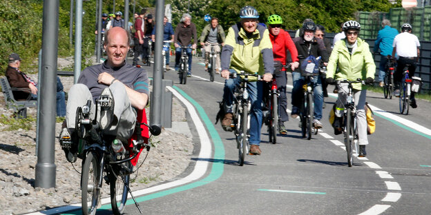 Fahrradfahrer radeln auf dem Radschnellweg Ruhr.