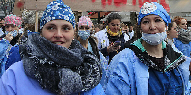 Protestierende Krankenschwestern in blauen Kitteln