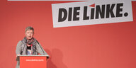 Katina Schubert hält eine Rede vor einem Linke-Logo