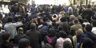 sitzende Demonstranten im iranischen Sari