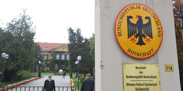 Ein Schild weist die Deutsche Botschaft in Ankara aus