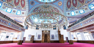 Der Innenraum der ditib-Merkez-Moschee in Duisburg