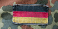 Tarnmuster und Deutschlandfahne auf Uniform