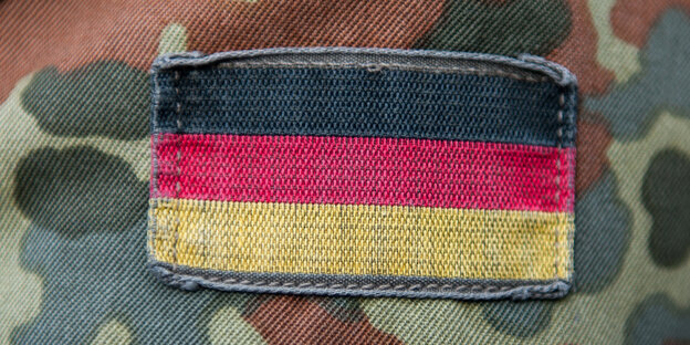 Tarnmuster und Deutschlandfahne auf Uniform