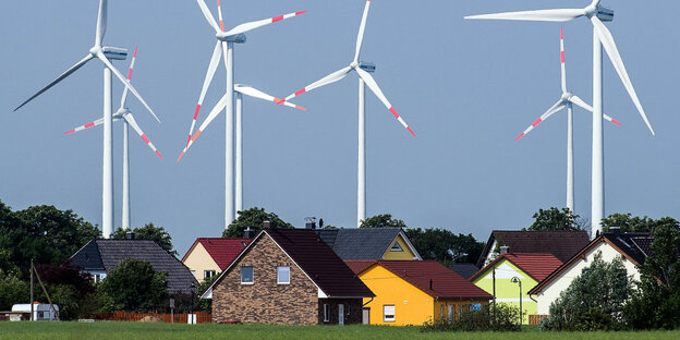 ein Windpark steht dicht an Einfamilienhäusern