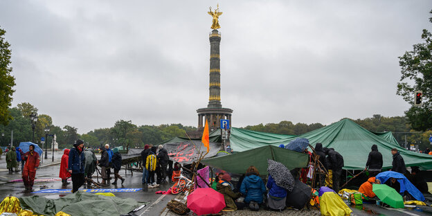 Aktivistinnen und Aktivisten blockieren in Berlin den Kreisverkehr um die Siegessäule.