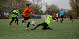 Mädchen im Fußballspiel