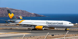 Ein Flugzeug von Thomas Cook dreht auf der Landebahn von Las Palmas