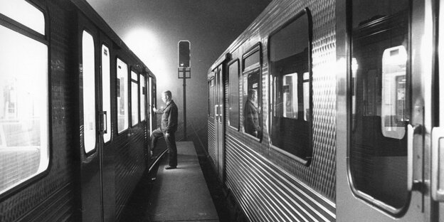 U-Bahn-Waggons werden bei Nacht gewartet U-Bahn-Waggons werden bei Nacht gewartet