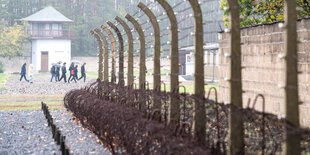 Besucher gehen über das Gelände der Gedenkstätte Sachsenhausen