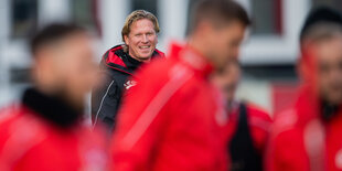 Markus Gisdol in Kölner Trainingsanzug auf dem Trainingsplatz