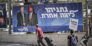 Ein Wahlplakat zeigt Benjamin Netanjahu und Donald Trump händeschüttelnd.
