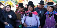 Indigene Frauen stehen zusammen auf einer Trauerfeier