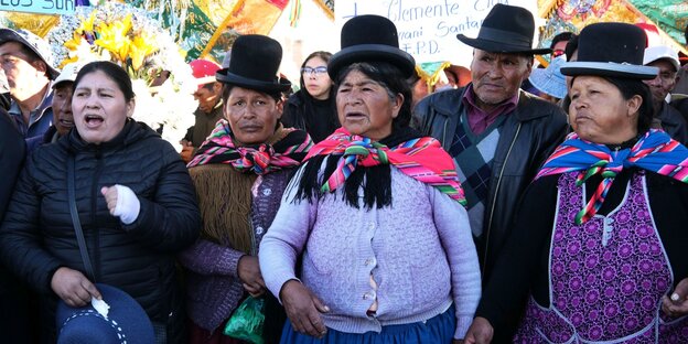 Indigene Frauen stehen zusammen auf einer Trauerfeier