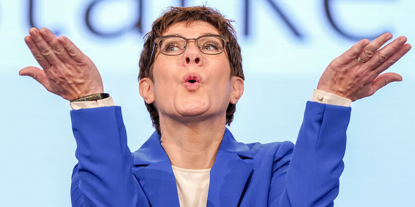 Annegret Kramp-Karrenbauer wirft Luftküsse in die Luft