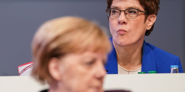 Angela Merkel und AKK auf dem Parteitag