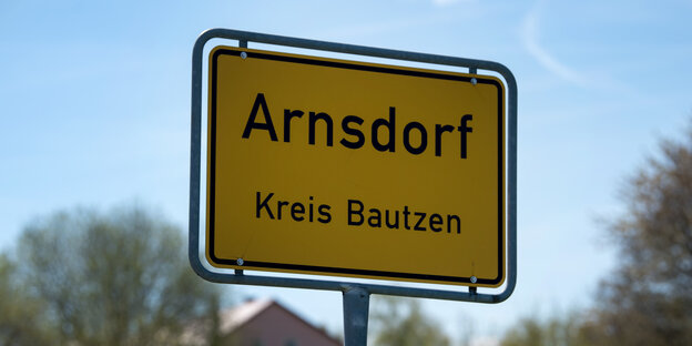 Auf einem Ortsschild steht: Arnsdorf, Kreis Bautzen